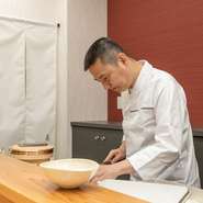 「もう一度足を運びたくなるような、楽しいお店にしたい」と店主。肩肘張らず食事ができる空間への心配りを欠かさずに、食事を安心して楽しめるお店づくりを日々意識しています。