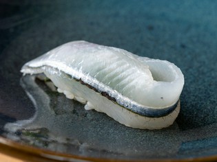 その日出合った食材との対話から生まれるコース