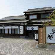 行橋市西宮市、風格ある日本家屋と白暖簾が目を引く【行橋ホルモン 隆庵】。店内には落ち着きのある空間が広がり、ほっとくつろげる雰囲気。普段使いにも特別な日の食事にもオススメです。