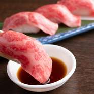 厳選された黒毛和牛を贅沢に使用した『肉寿司』は、本店【焼肉 隆庵】でも人気の逸品です。美しいサシが入った極上肉は、見た目だけでなく味わいも抜群。とろけるような肉の旨みを楽しめます。