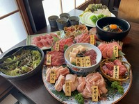 ・キムチ
・チョレギサラダ
・上大皿盛り
・焼き野菜盛り
・わかめスープ
・和牛の肉寿司
・ご飯物選択
　(石焼ビビンバ・辛口クッパ・クッパ・隆庵特製冷麺)

※写真は4人前