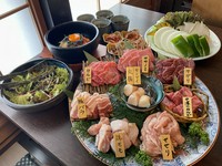 ・キムチ
・チョレギサラダ
・大皿盛り
・焼き野菜盛り
・わかめスープ
・ご飯物選択
　(石焼ビビンバ・辛口クッパ・クッパ)

※写真は4人前