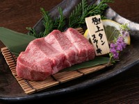 厳選した牛タンの中でも希少部位として知られる「タン元」を使用。程よく熟成することで肉の旨みをギュッと閉じ込めます。表面を香ばしく焼いたらサッとレモンを絞り、しっとりやわらかな肉の旨みを味わって。