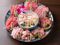 ・本日のオススメ希少部位3品
・上カルビ
・上タン塩
・本日のオススメホルモン4種
・鶏モモ肉
・せせり
・豚バラ

※写真は4人前（一人前からご注文可能です）