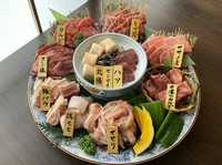 ・本日のオススメ希少部位2品
・カルビ
・タン塩
・中落ちカルビ
・本日のオススメホルモン3種
・鶏モモ肉
・せせり
・豚バラ

※写真は4人前（一人前からご注文可能です）