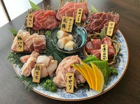 ・本日のオススメ希少部位1品
・カルビ
・サガリ
・中落ちカルビ
・本日のオススメホルモン2種
・鶏モモ肉
・せせり
・豚バラ

※写真は4人前（一人前からご注文可能です）