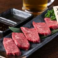 一頭の牛からわずかしか取れないハラミ（横隔膜）は、和牛となればさらに入手困難な希少部位。しっとりとした肉に美しいサシが入り、脂の甘みを堪能できる一品です。やわらかくジューシーな肉の旨みを味わって。