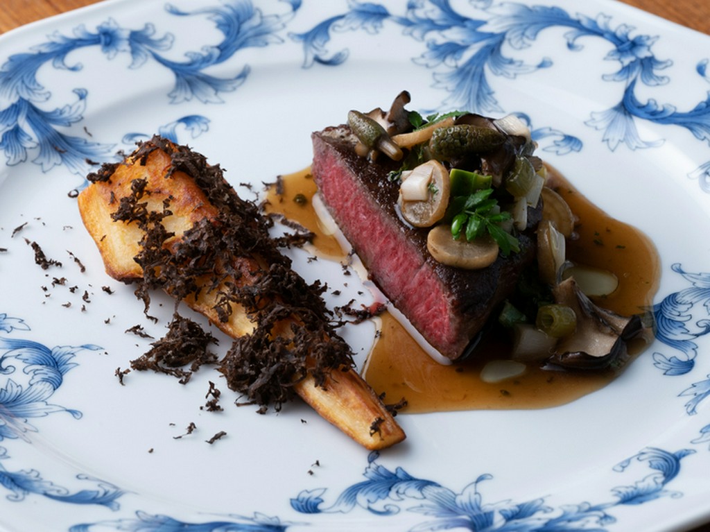 「うしの中山」和牛ヒレ肉、醤油粕で焼いたにんじんに　※コースの一例