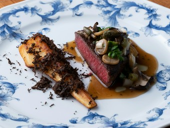 「うしの中山」和牛ヒレ肉、醤油粕で焼いたにんじんに　※コースの一例