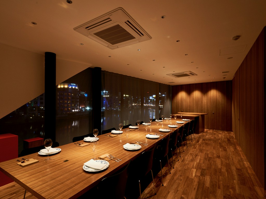 客全員が一つのテーブルで食事をする「ターブル・ドット」