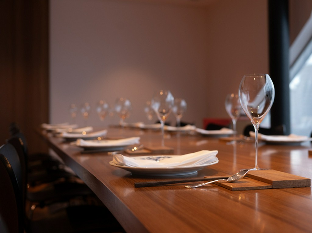 西側壁は窓一面。那珂川を見下ろす開放的なロケーション