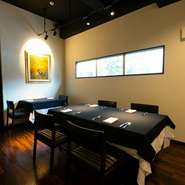 ２名席・４名席があります。テーブルを繋げて最大１２名様まで対応可能です。