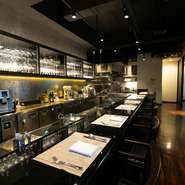 当店の特徴であるオープンキッチンを存分にお楽しみ頂けます