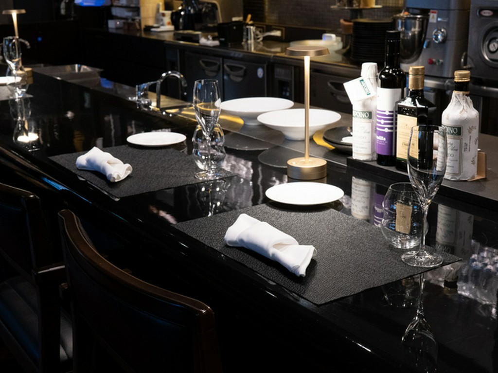 二人の距離を近づけてくれるカウンター席でのデート