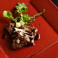 牛肉の種類や部位ごとに火の入れ方を変え、ソースの味を変えています。肉の質に合わせたソースをつくり、コース全体の流れに沿わせるような美味しさに。メインディッシュにふさわしい一皿へ。