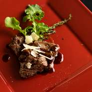 牛肉の種類や部位ごとに火の入れ方を変え、ソースの味を変えています。肉の質に合わせたソースをつくり、コース全体の流れに沿わせるような美味しさに。メインディッシュにふさわしい一皿へ。