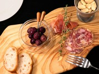 厳選した生ハムやサラミを数種盛り合わせた贅沢な前菜。2名様でお楽しみいただける一皿。