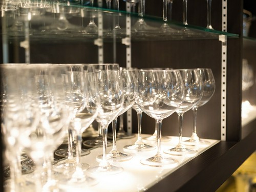 美しく陳列されたグラス