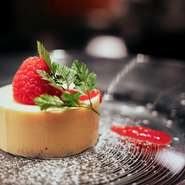 写真は昨年のものになります。
今年のコースもドルチェまでゆっくりと楽しんでいただける構成になっておりますのでお楽しみに♬