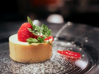 今年のクリスマスのために、グランシェフ石崎幸雄氏とシェフ渡邉美奈子氏が構成した特別メニュー