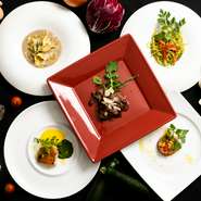 沖縄だからこそ扱える食材を仕入れながら、全国各地からも食材を取り寄せています。牛肉は石垣牛などの黒毛和牛を、魚介は天然、野菜は露地栽培や無農薬のものを。旬の食材を幅広く取り入れています。