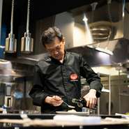 料理を通して、人と人のコミュニケーションを深めています。レストランという公共の場で育まれていく、その日その時間だけの物語。触れてはすぐに離れていくような、一瞬の出会いを大切にしています。
