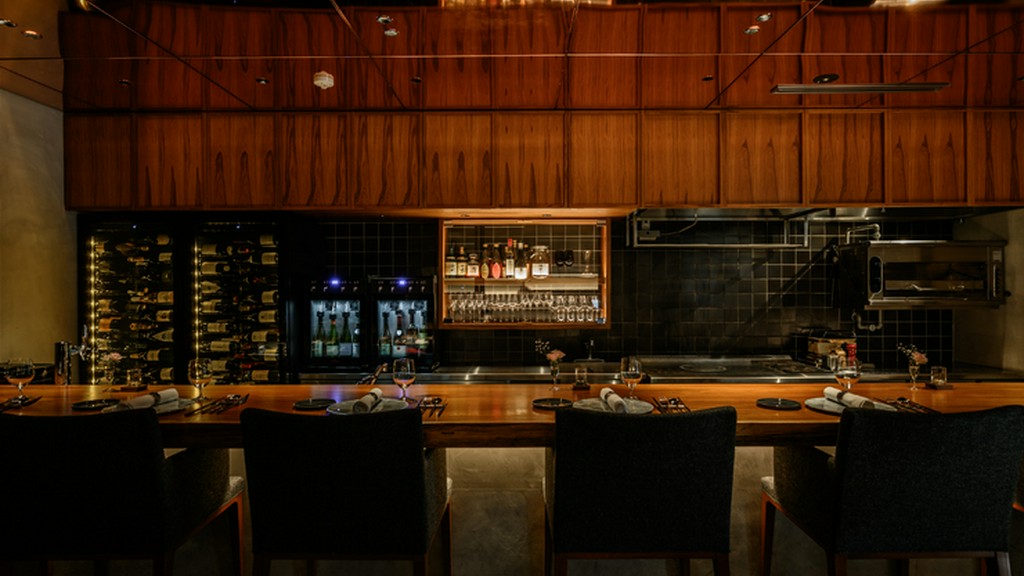 リュクスな空間で最旬のモダンフレンチと多彩なワインを堪能
