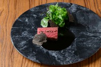 東京のブランド牛「秋川牛」の風味と肉質にうっとり『肉料理』