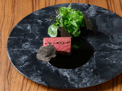 東京のブランド牛「秋川牛」の風味と肉質にうっとり『肉料理』