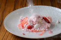 目の前で仕上げるライブ感に心躍る季節の『アシェットデセール』