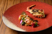 メインの魚介料理には高級海鮮が登場することも。写真の一例は伊勢海老のフランベ アメリケーヌソース。ほかに、伊勢海老のパイ包み焼きなどが供されることもあり、ワクワクが止まりません。

