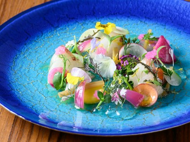 繊細な味と美意識が心をつかむ。アーティスティックな『前菜』