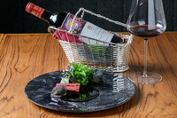 多摩エリア屈指のワインコレクションが自慢。フランスのオールドヴィンテージ、イタリアやカリフォルニアの最高峰銘柄、ヴァンナチュール、日本ワインなど、幅広い銘柄が揃います。
