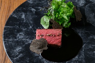 東京の希少なブランド和牛「秋川牛」を堪能できる『肉料理』