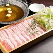 旨みが濃縮された特製のだしにくぐらせて味わう『黄金の出汁　京風豚しゃぶ（1人前）』