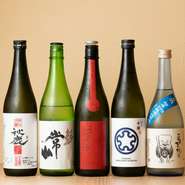 料理に合う銘酒を全国各地から集めているから、その時によってお酒のラインナップが異なるのが特徴。季節ごとに店主がセレクトしたこだわりの日本酒や、『佐藤』『魔王』『森伊蔵』などの焼酎を取り揃えています。