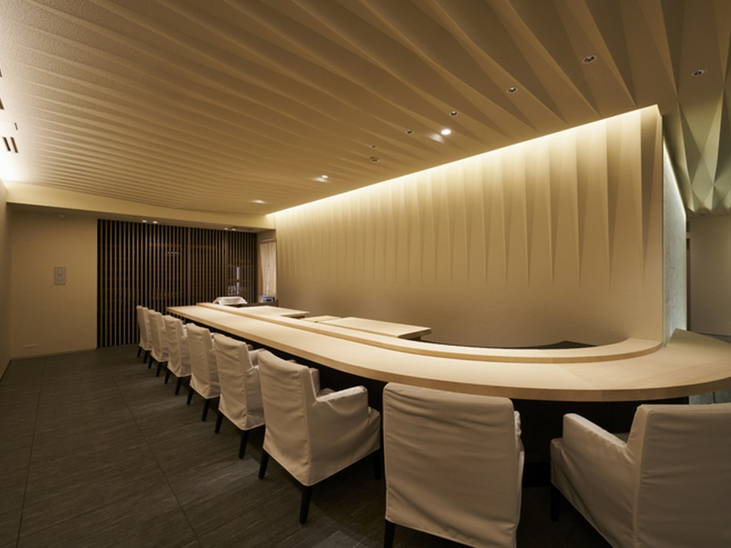 美しいカーブを描く白木のカウンターは隈研吾氏によるデザイン