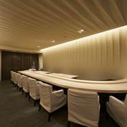 「大人の隠れ家」をコンセプトにした店内は、建築家・隈研吾氏の手によるもの。やわらかな光に包まれるカウンター席は全8席。ラグジュアリーな雰囲気の個室VIPルームもあり、伝統の江戸前鮨を心ゆくまで楽しめます。