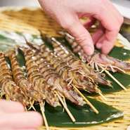 熟練の技で握る江戸前鮨のネタは、豊洲での仕入れに加えて北陸・金沢から直送される旬の魚介を使用しています。厳選した素材にひと手間加えるのが江戸前の仕事。赤酢や煮切り醤油などにも丁寧な仕事が光ります。