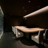 個室カウンターを備えたVIPルームは、やわらかな光に包まれる上質な空間。凛とした空気が漂う落ち着いた雰囲気の中で、贅沢な時間を過ごせそう。大切な人との食事や家族のお祝い、接待シーンにぴったりです。