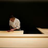 「店の基本は清潔」と語る大将のモットーは「鮨職人として最高の仕事をする」こと。食材と真摯に向き合い、その持ち味を存分に活かす技術はまさに職人技。日々店内の衛生管理を徹底し、訪れるゲストをもてなします。