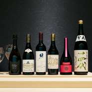 厳選した多彩なワインや日本酒は、伝統の江戸前鮨と相性抜群。なかなかお目にかかれないレアな銘柄に出会えるのもこの店を訪れる楽しみの一つ。好みのグラスを片手に至福のひと時を過ごせます。