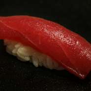 赤身の旨みを際立たさせる江戸前の技法・漬け。伝統の技と味が楽しめます。