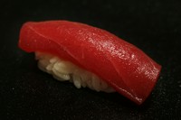 赤身の旨みを際立たさせる江戸前の技法・漬け。伝統の技と味が楽しめます。