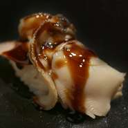 鍋に水をはったら蛤を投入してひと煮立ち。硬くもなく柔らかくもない絶妙なタイミングで引き上げるのが職人技。江戸前伝統の技法「漬け込み」を経た逸品は、口に入れた瞬間に旨みがあふれ出します。