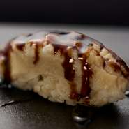 穴子は絶妙な火加減で煮ることにより、ふわっ・とろっとした食感に。口に入れれば溶けるようになくなり、後に残るのは濃厚な旨みの余韻。穴子・鮨飯・ツメが混然一体となった味わいは、江戸前鮨の醍醐味です。