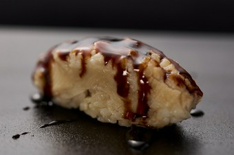 ふくよかな身と鮨飯が一体になり『穴子』の旨さが極まる