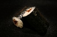 『おまかせ握り』の締めくくりには伝統の巻物を。何度食べても飽きない、シンプルで粋な江戸前鮨をご堪能あれ。