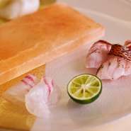 プロの目利きにより旬の鮮魚を厳選。極上のネタに江戸前ならではの仕事を施します。