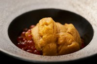 口の中でとろけるような濃厚な甘みが際立つウニと、紅色が美しいイクラのコクのある味わい。その時々にもっとも旨みを増す素材を厳選しています。